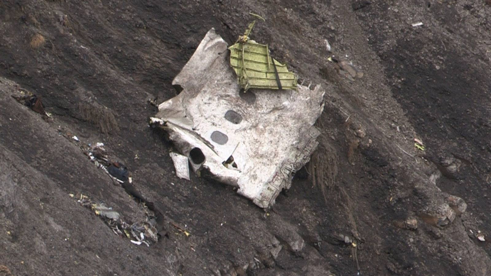 Paertes del fuselaje del avión. SEYNE-LES- ALPES (FRANCIA). Los servicios de rescate se encuentran con restos del fuselaje del avión y de las pertenencias de los pasajeros del Airbus A320 de la compañía Germanwings. El avión se estrelló en los Alpes franceses y que se ha cobrado la vida de 150 personas, 42 de las cuales son españolas.