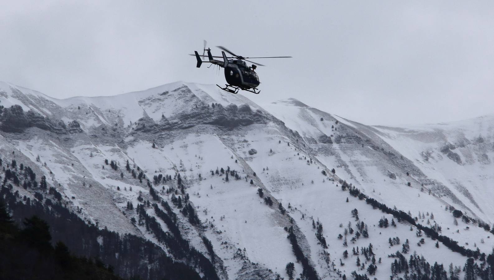 Un helicóptero rastrea la zona del accidente.