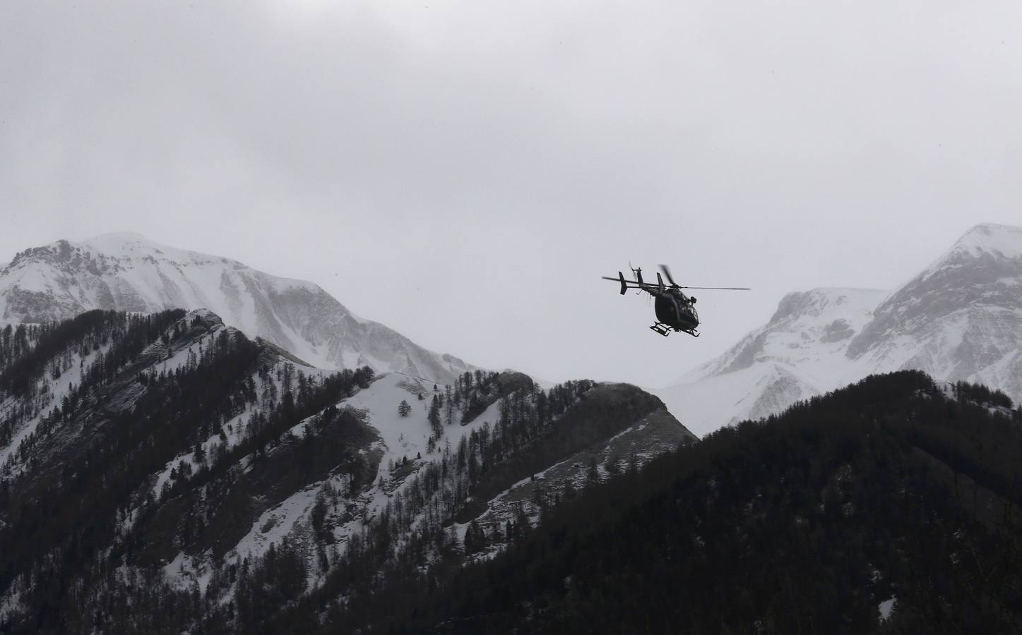 Un helicóptero rastrea la zona del accidente.