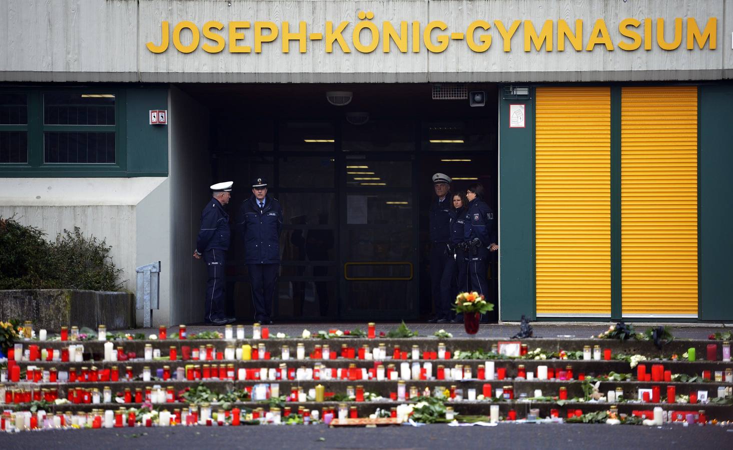 Velas a las puertas del instituto Joseph-König.