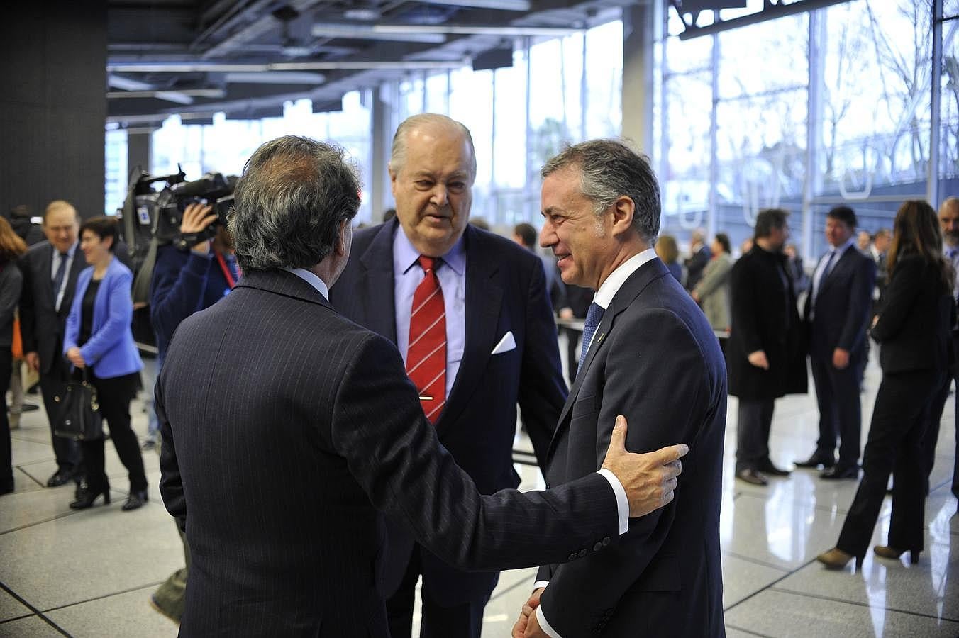El lehendakari, Iñigo Urkullu, habla con el director general del Banco Santander, Enrique García Candelas, en presencia del presidente de EL CORREO, Santiago de Ybarra.