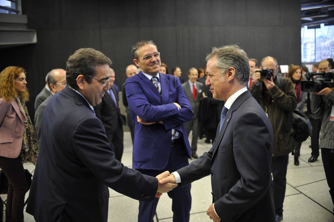 El director de EL CORREO, Juan Carlos Martínez, saluda al lehendakari, Iñigo Urkullu, en presencia de Íñigo Barrenechea.