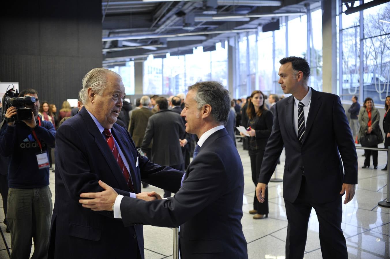 El presidente de EL CORREO, Santiago de Ybarra, habla con el lehendakari, Íñigo Urkullu.