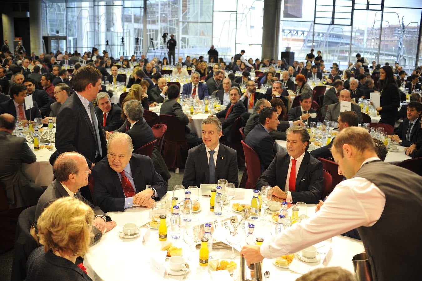 El presidente de EL CORREO, Santiago de Ybarra, habla con el alcalde de Bilbao, Ibon Areso, en presencia del lehendakari, Iñigo Urkullu; el director general del Banco Santander, Enrique García Candelas.