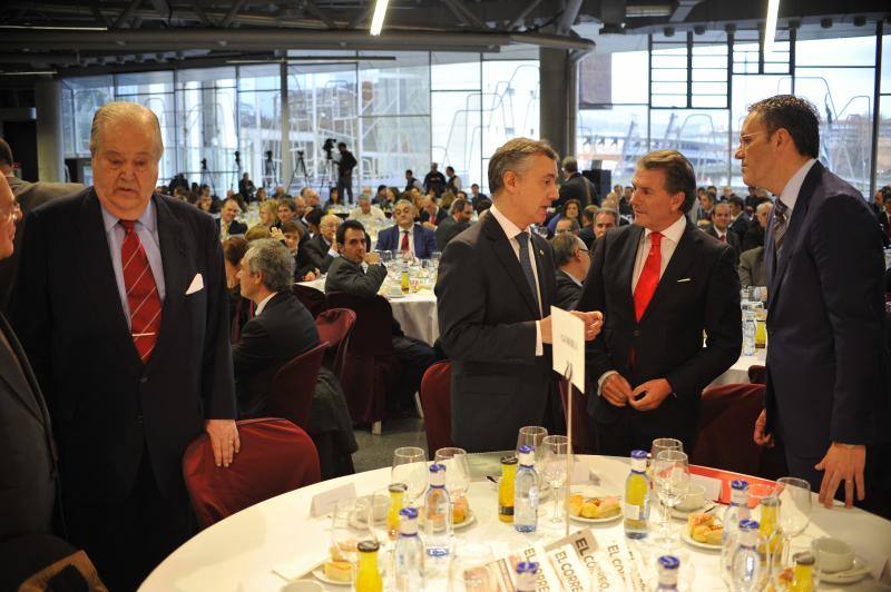 El lehendakari, Iñigo Urkullu, habla con el director general del Banco Santander, Enrique Candelas, en presencia del presidente de EL CORREO, Santiago de Ybarra, y de su director general, Íñigo Barrenechea.