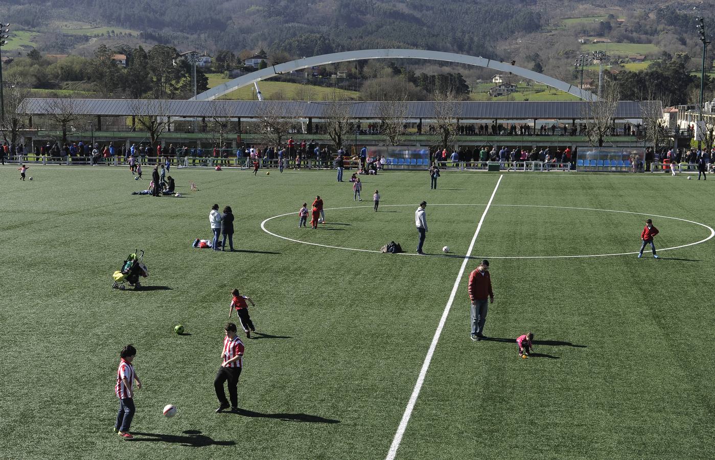 Cientos de aficionados en Lezama