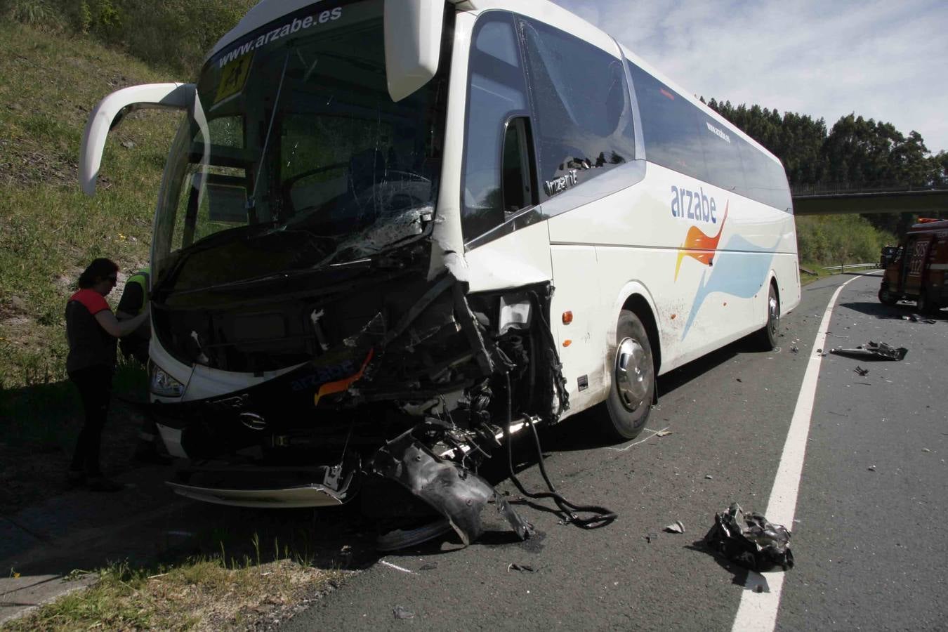 52 niños de una ikastola de Bilbao salen ilesos de un brutal accidente en Ampuero
