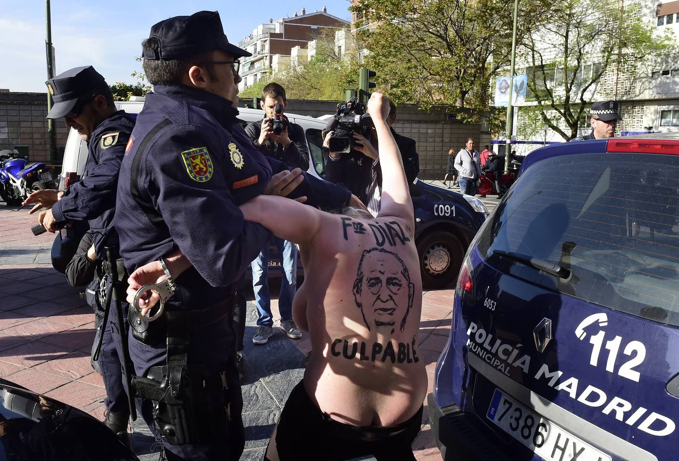 Detenida una activista de Femen que ha protestado ante Fernández Díaz