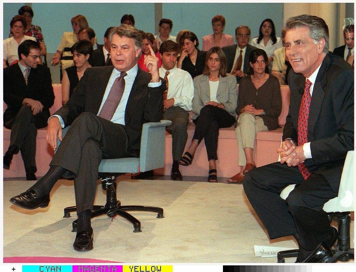 Felipe González hablando en el programa de televisión "La Hora H", junto al periodista Jesús Hermida, director del programa en 1997.