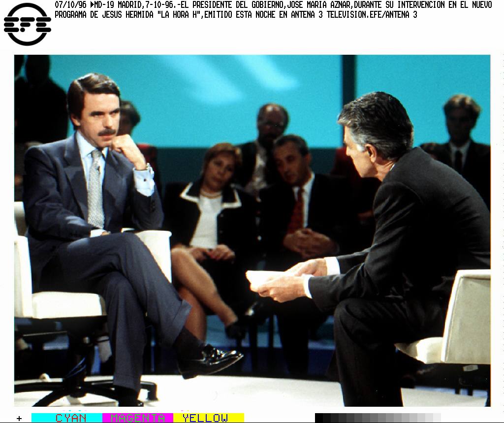 El presidente del gobierno José María Aznar entrevistado por Jesús Hermida en su programa "La hora H" de Antena 3, en 1996.