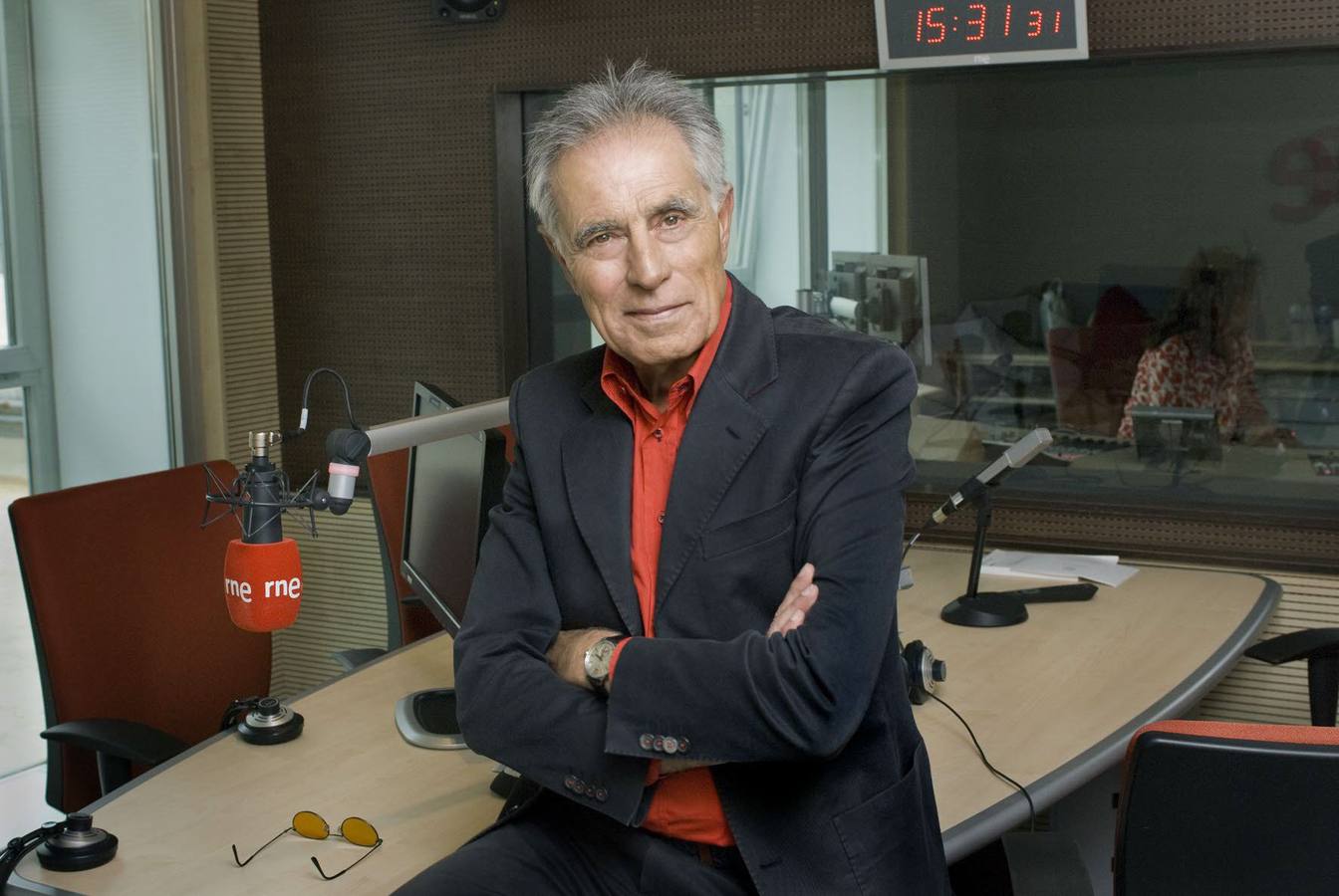 Jesús Hermida posa en los estudios de RNE, en la presentación del programa "Palabra de Beatles" en 2012.