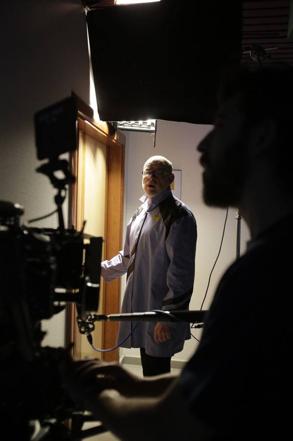 El actor Aitor Mazo durante el rodaje del corto Artificial, en Vitoria.