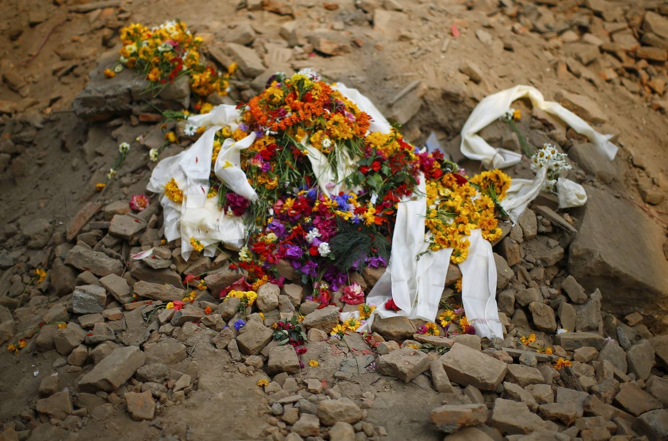 Flores y silencio por las víctimas de Nepal