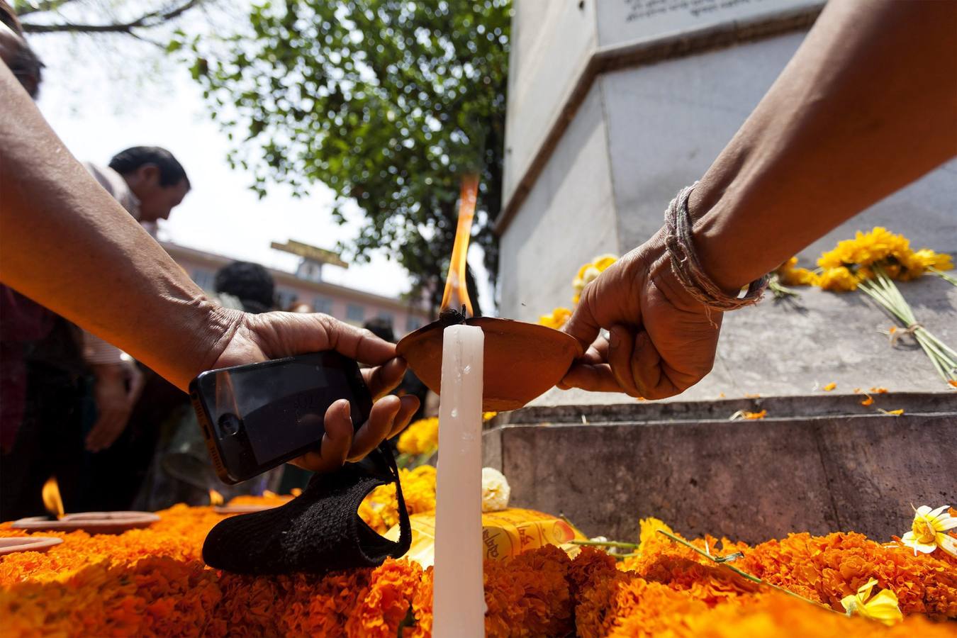 Flores y silencio por las víctimas de Nepal