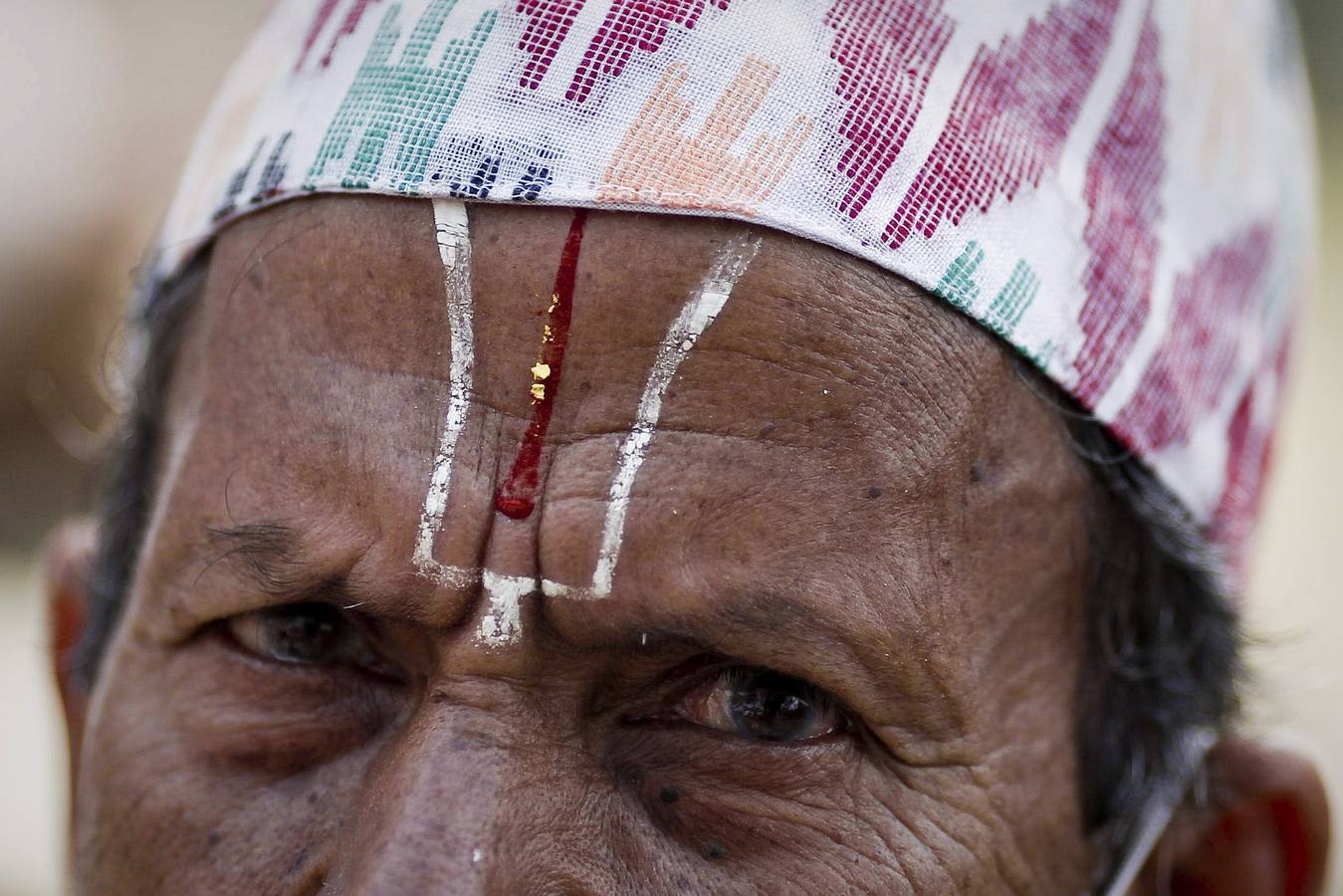 Flores y silencio por las víctimas de Nepal