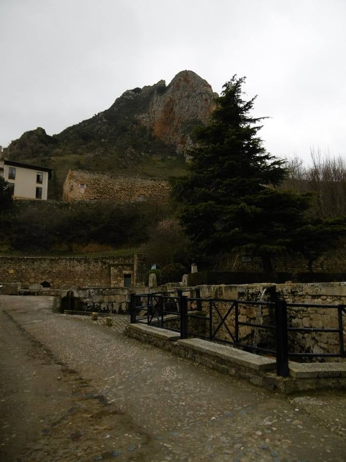 El peñón del castillo desde las fuentes.