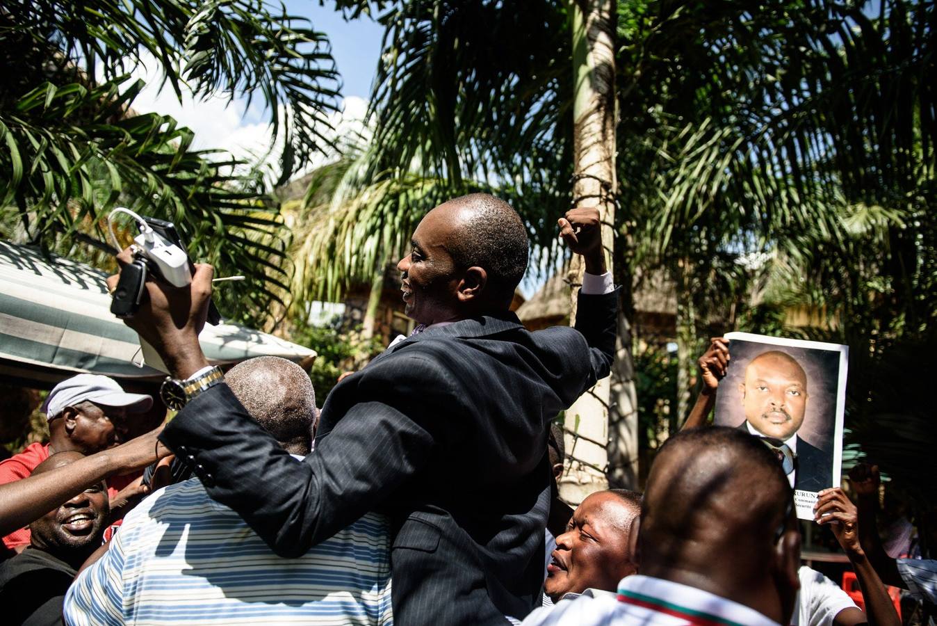 Colas interminables para recibir al presidente de Burundi