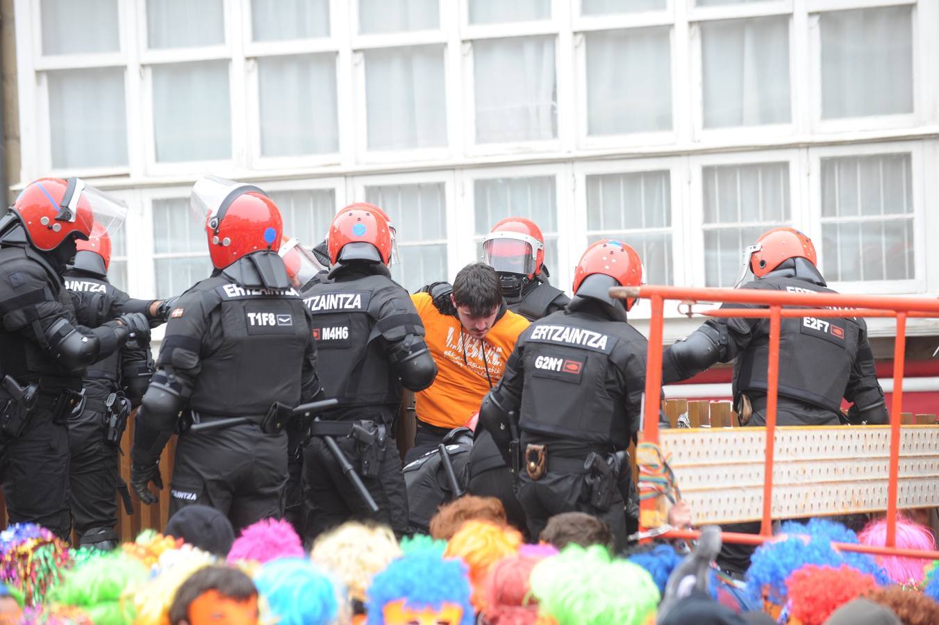 La Ertzaintza rompe por la fuerza el &#039;muro&#039; de Segi