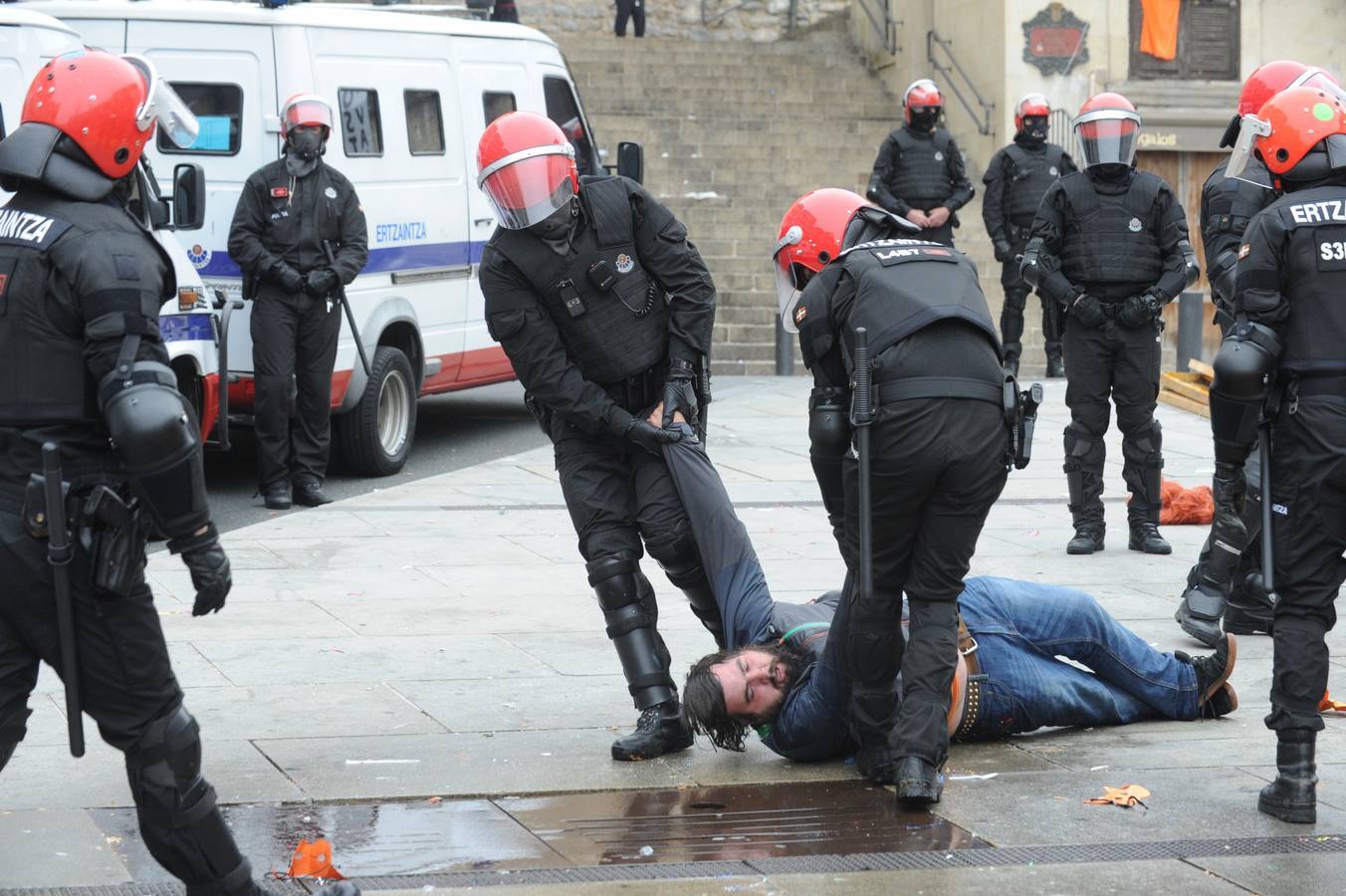 La Ertzaintza rompe por la fuerza el &#039;muro&#039; de Segi