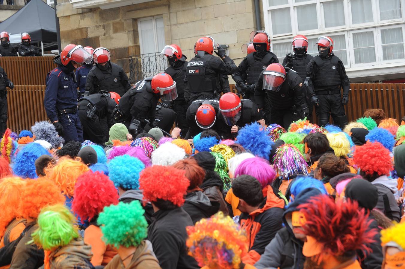 La Ertzaintza rompe por la fuerza el &#039;muro&#039; de Segi