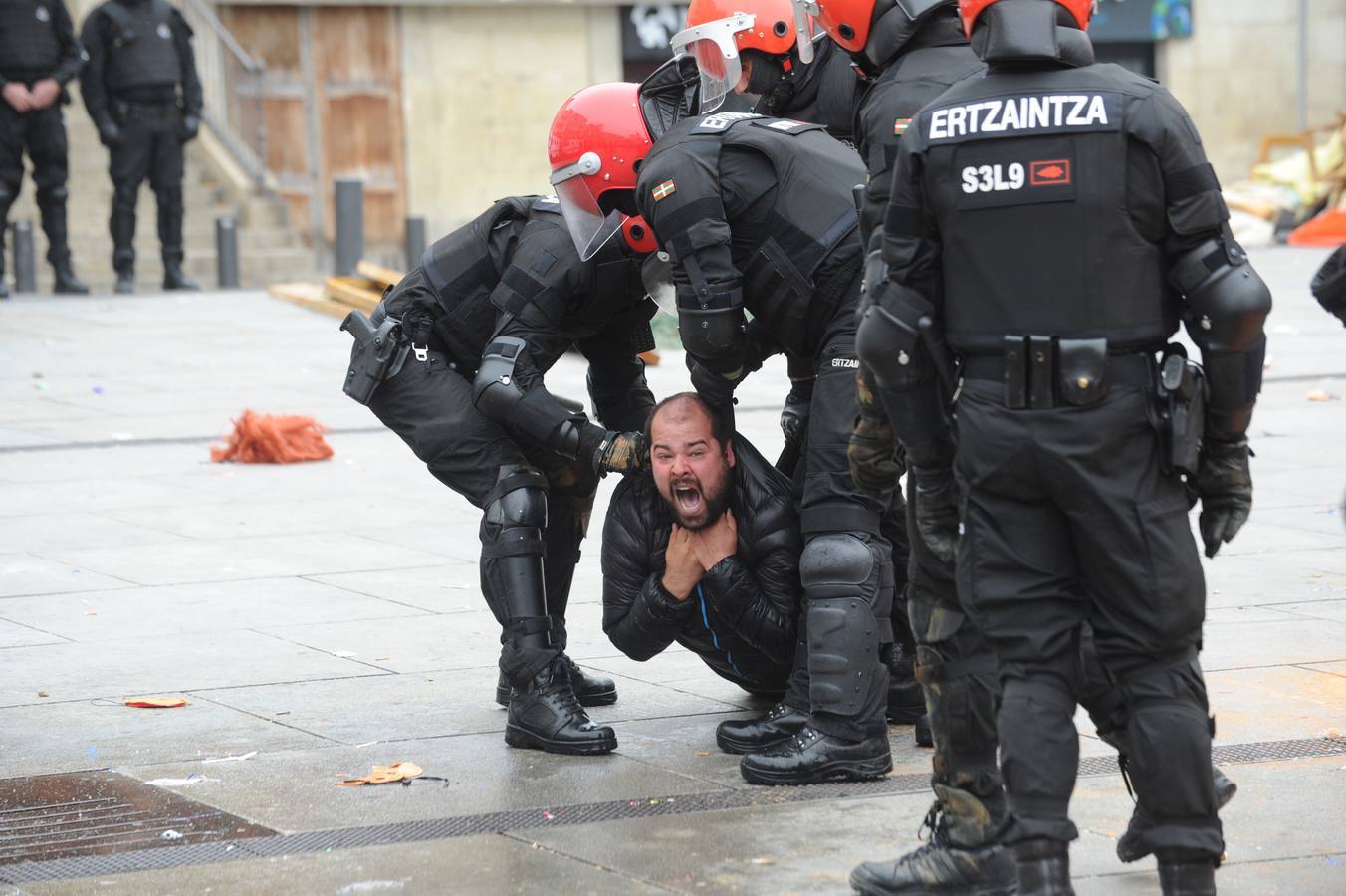 La Ertzaintza rompe por la fuerza el &#039;muro&#039; de Segi