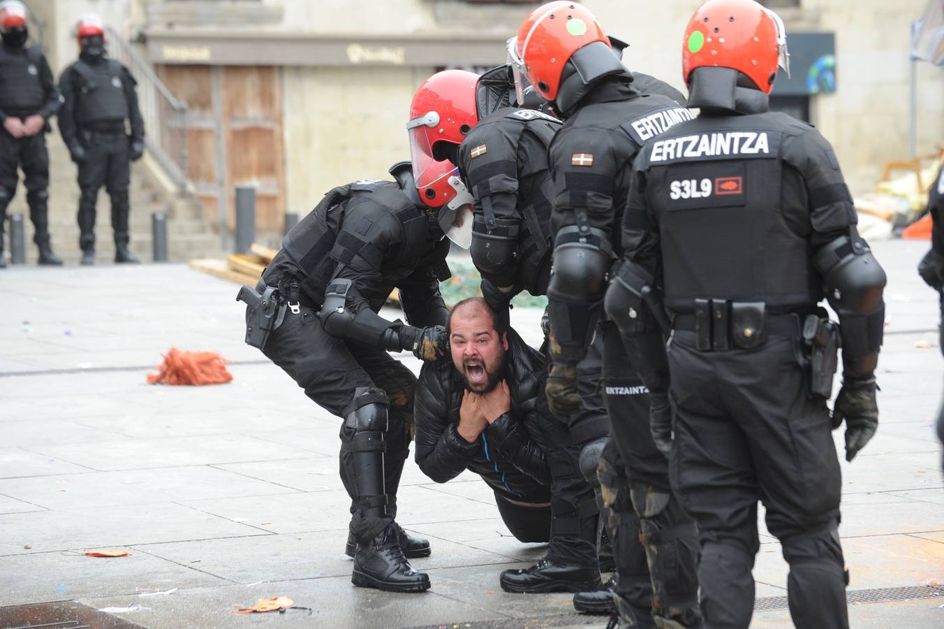 La Ertzaintza rompe por la fuerza el &#039;muro&#039; de Segi