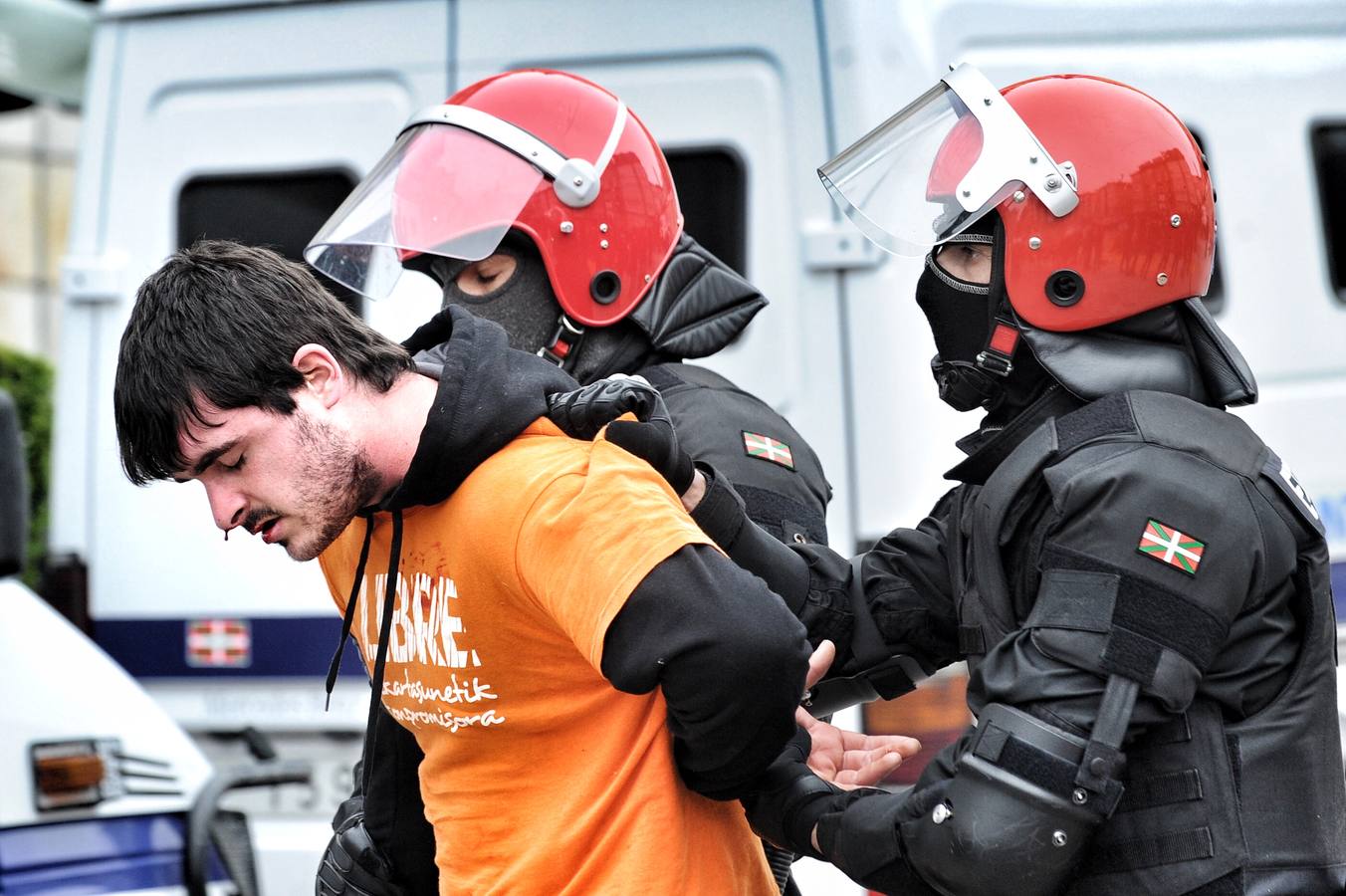 La Ertzaintza rompe por la fuerza el &#039;muro&#039; de Segi