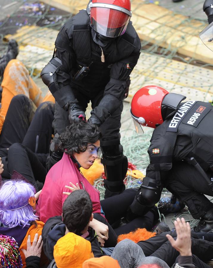 La Ertzaintza rompe por la fuerza el &#039;muro&#039; de Segi