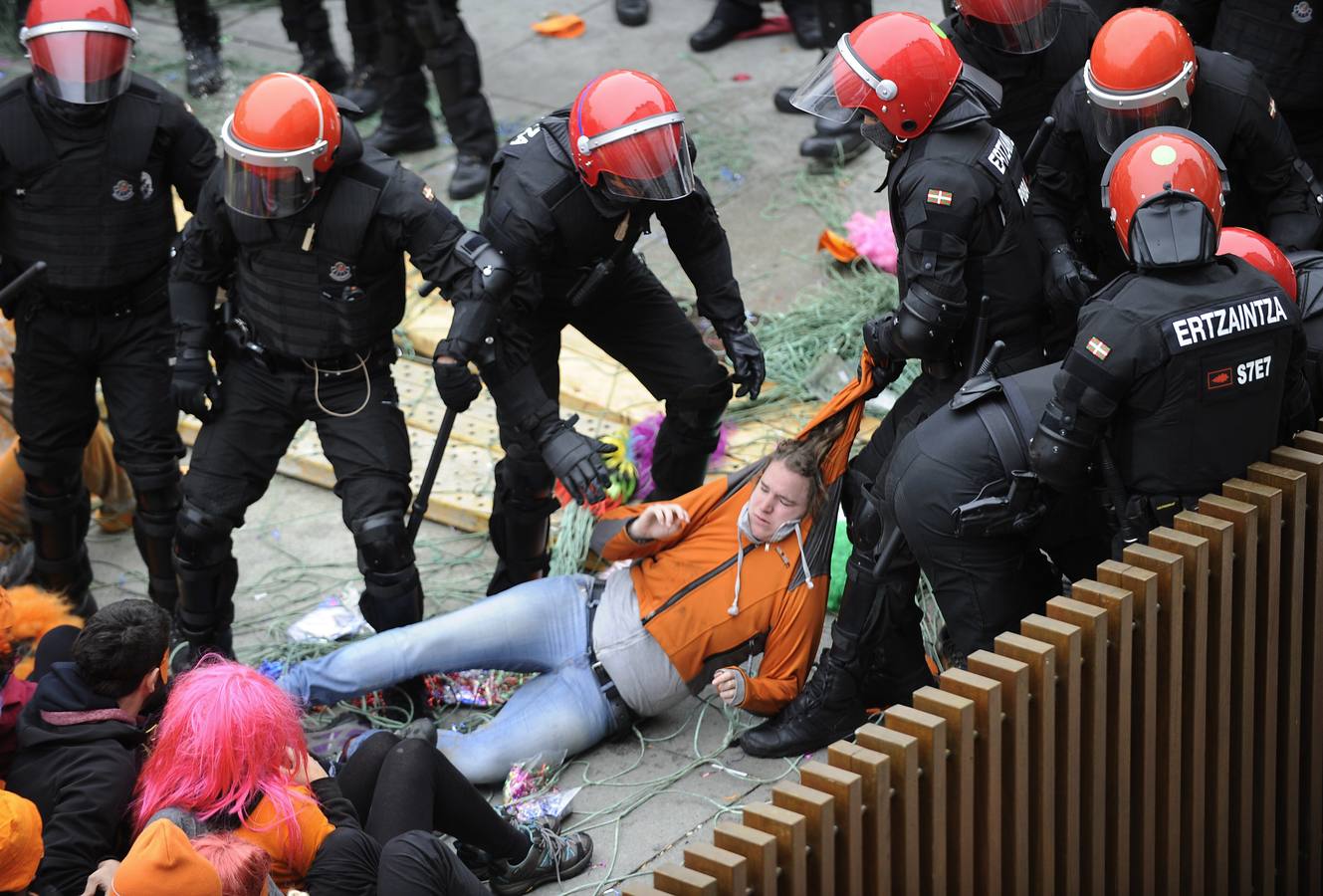 La Ertzaintza rompe por la fuerza el &#039;muro&#039; de Segi