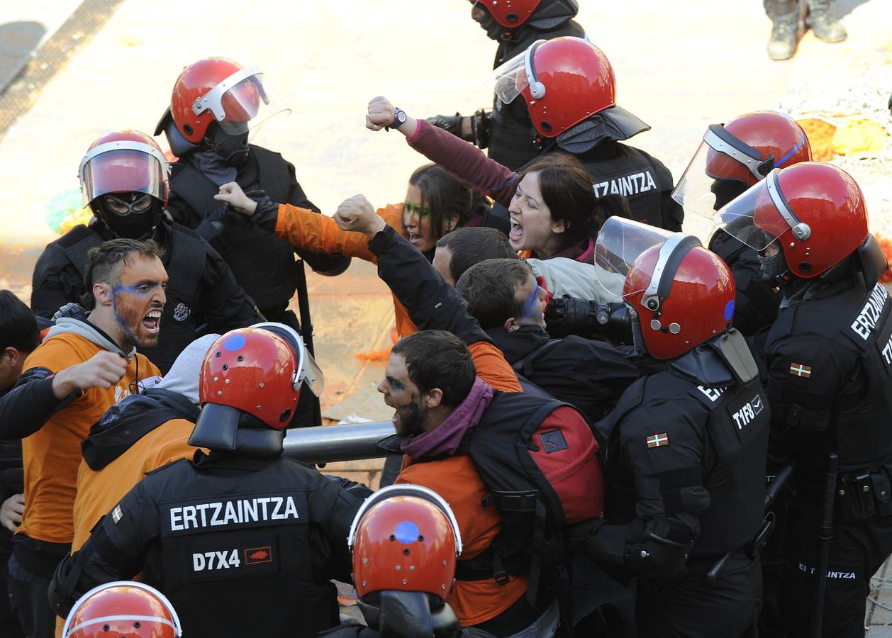 La Ertzaintza rompe por la fuerza el &#039;muro&#039; de Segi