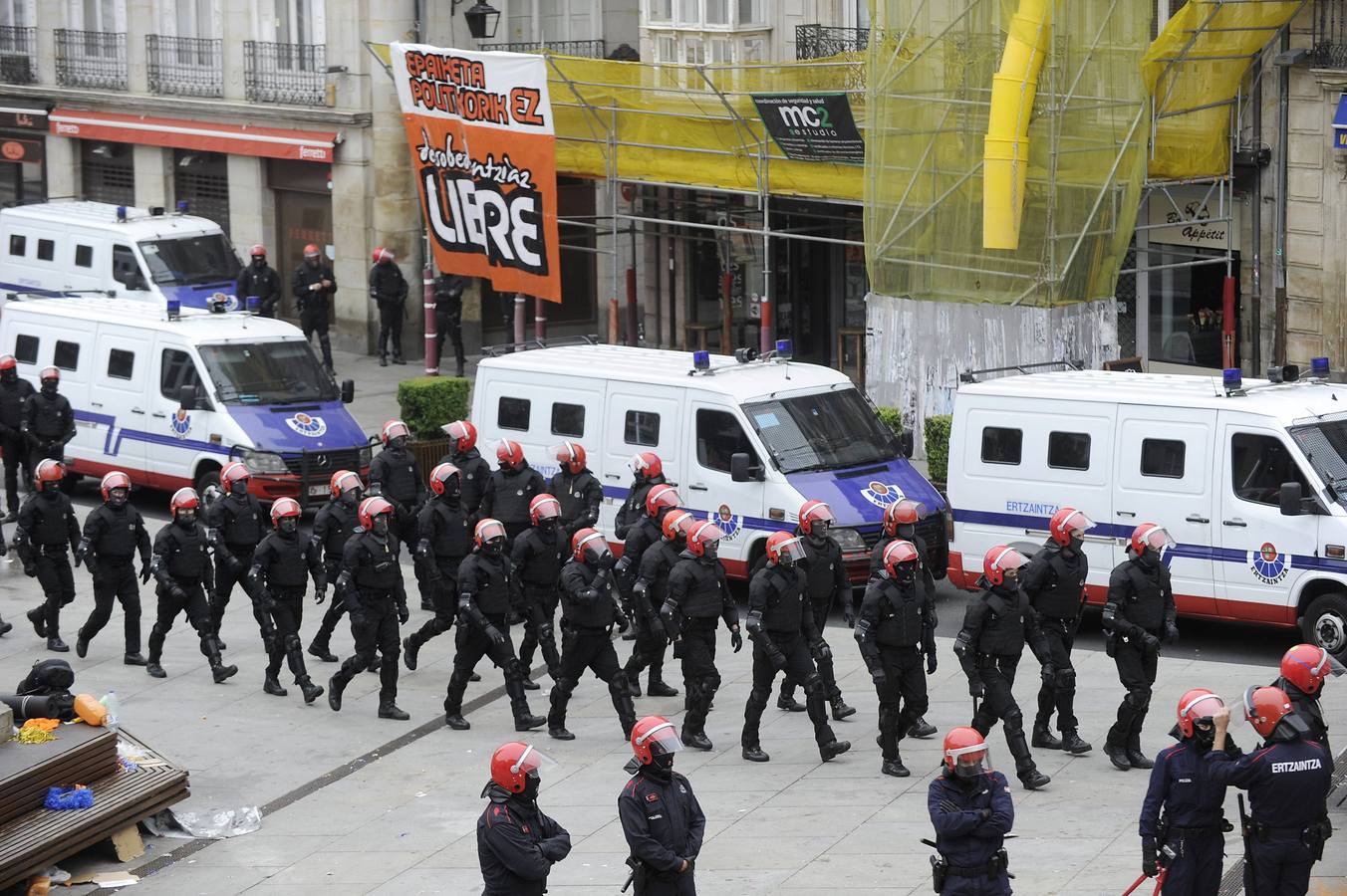 La Ertzaintza rompe por la fuerza el &#039;muro&#039; de Segi