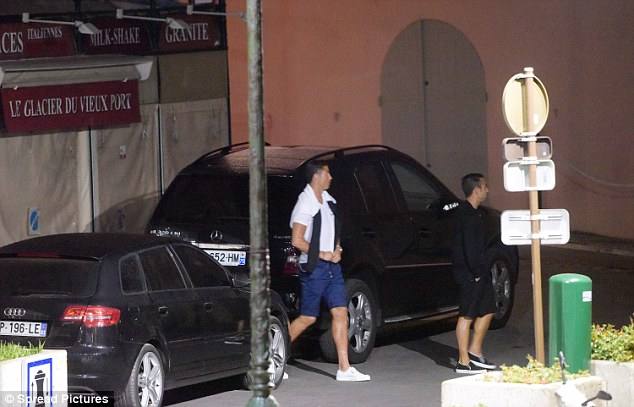 &#039;Cazan&#039; a Cristiano Ronaldo orinando en la calle y tocando el paquete a un amigo