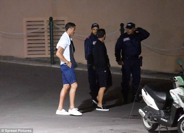 &#039;Cazan&#039; a Cristiano Ronaldo orinando en la calle y tocando el paquete a un amigo