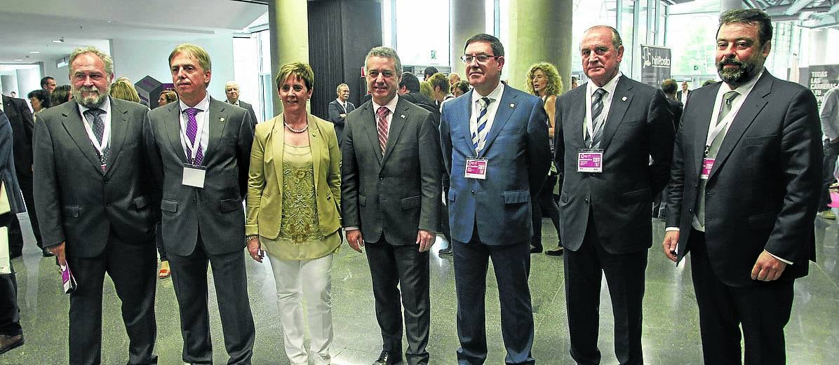 José Ignacio Zudaire, Jesús María Iriondo, Arantxa Tapia, Iñigo Urkullu, Alberto García Erauzkin, Miguel Ángel Lujua y Javier Ormazabal.