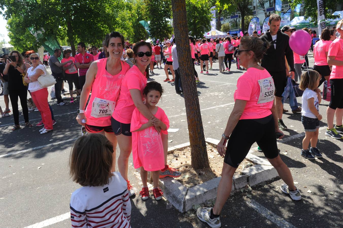 Una marea rosa inunda las calles de Vitoria para luchar contra el cáncer de mama