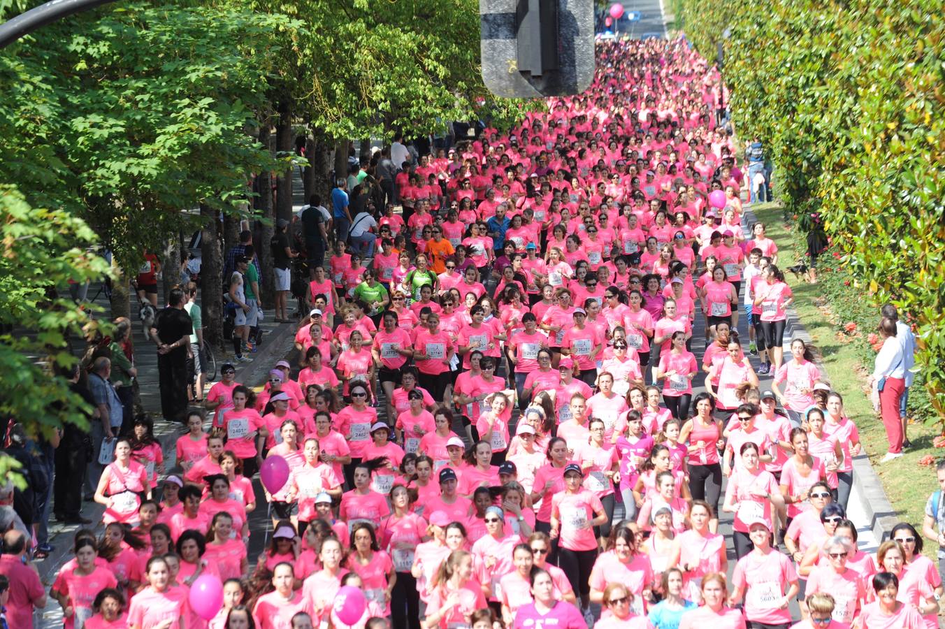 Una marea rosa inunda las calles de Vitoria para luchar contra el cáncer de mama