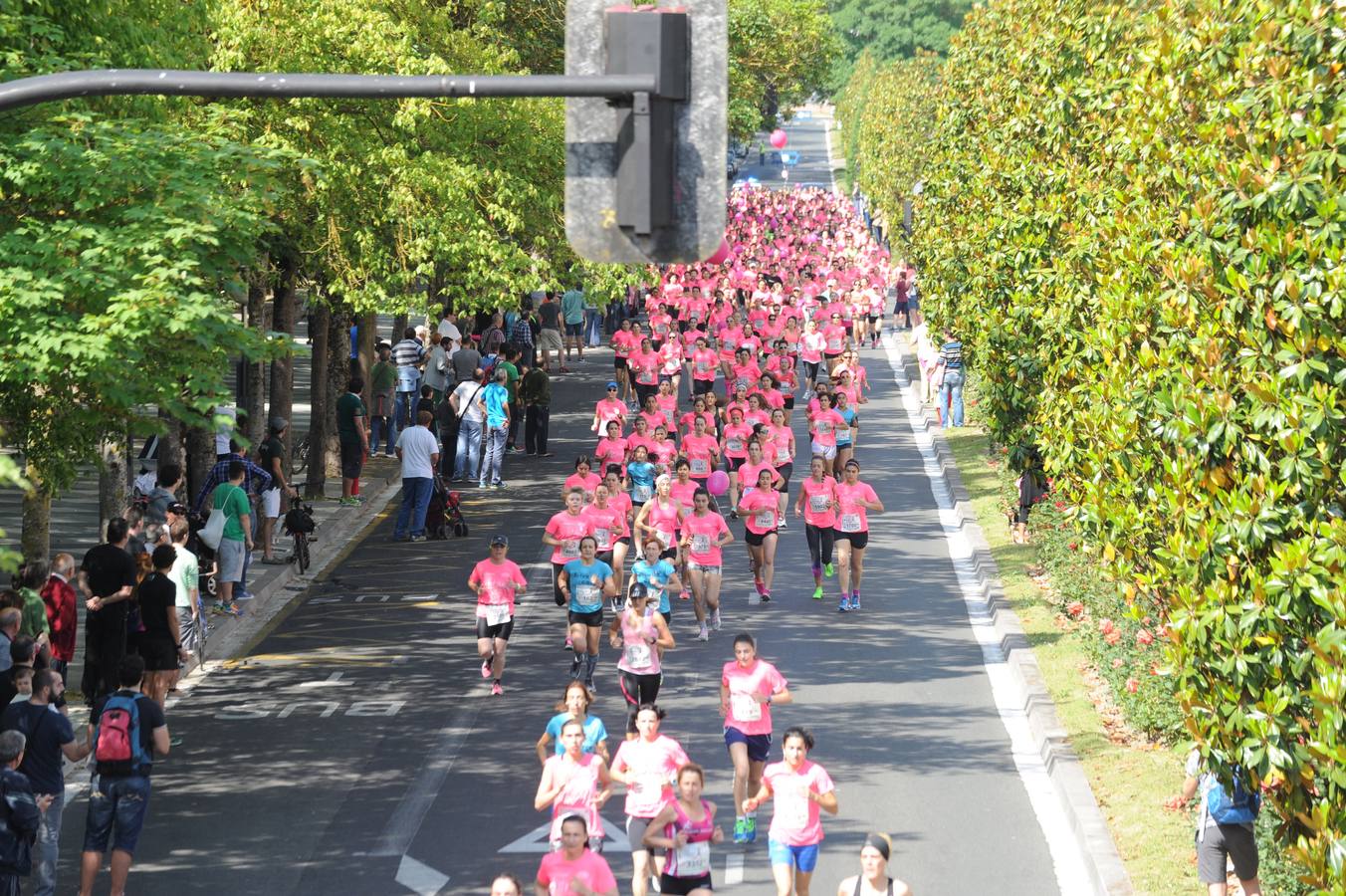 Una marea rosa inunda las calles de Vitoria para luchar contra el cáncer de mama