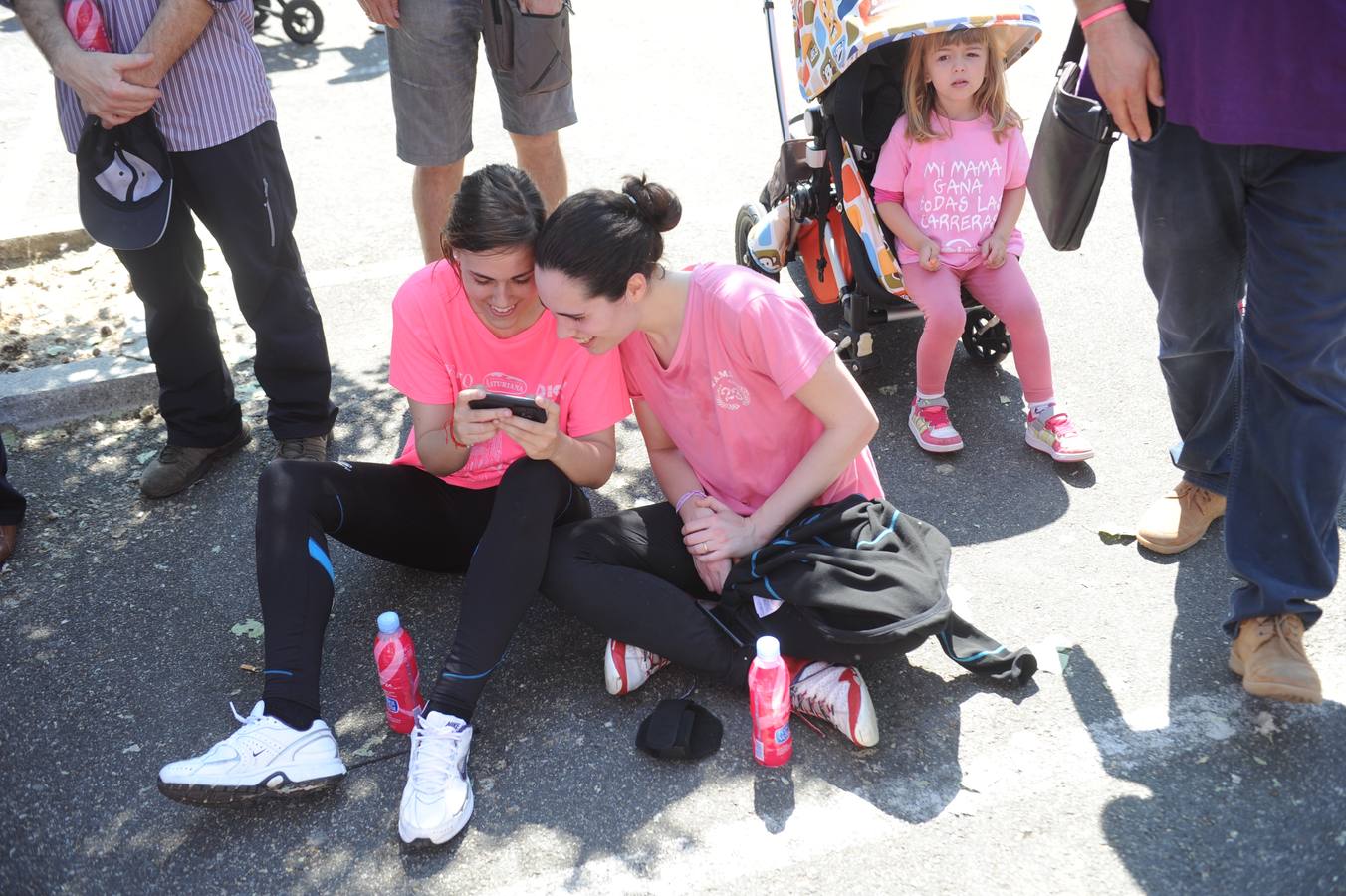 Una marea rosa inunda las calles de Vitoria para luchar contra el cáncer de mama