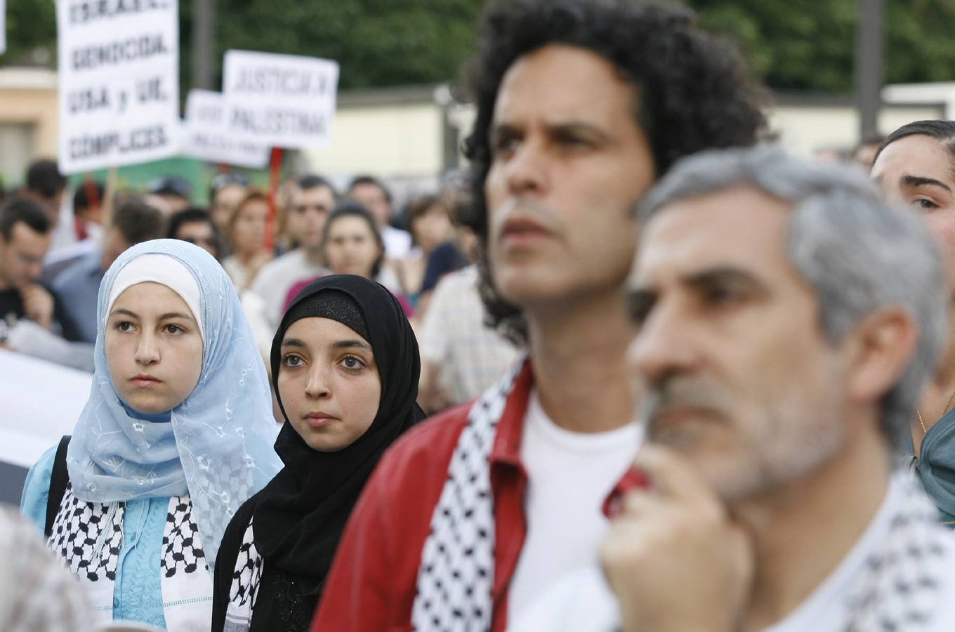 Año 2007. Gaspar Llamazares (d) y Pedro Zerolo (2d), durante la manifestación contra la ocupación israelí de los territorios palestinos.