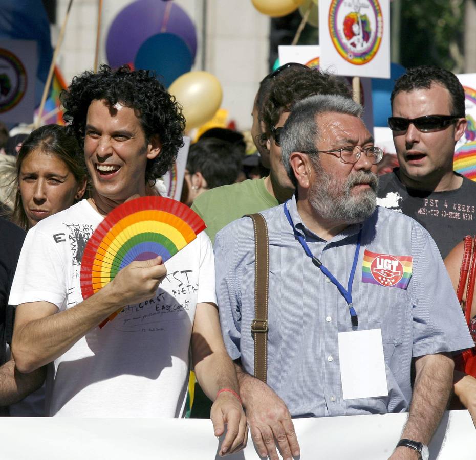 Zerolo (i), junto al líder del sindicato de UGT, Cándido Méndez, encabezan el desfile del Orgullo Gay en 2008.