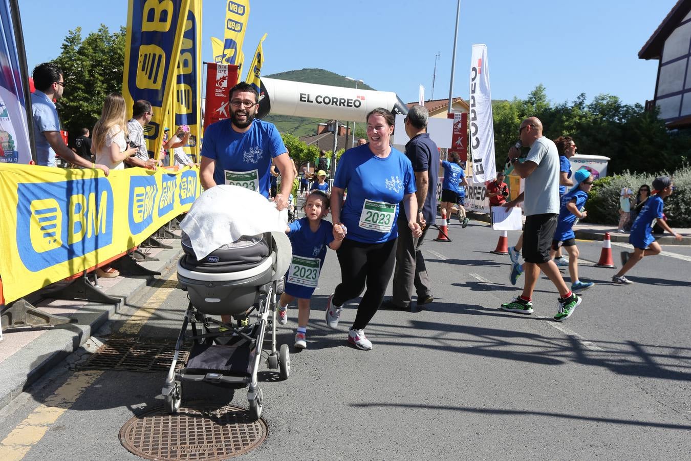 600 personas acuden a la Carrera Familiar de Abanto-Zierbena