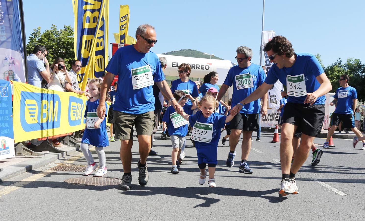 600 personas acuden a la Carrera Familiar de Abanto-Zierbena
