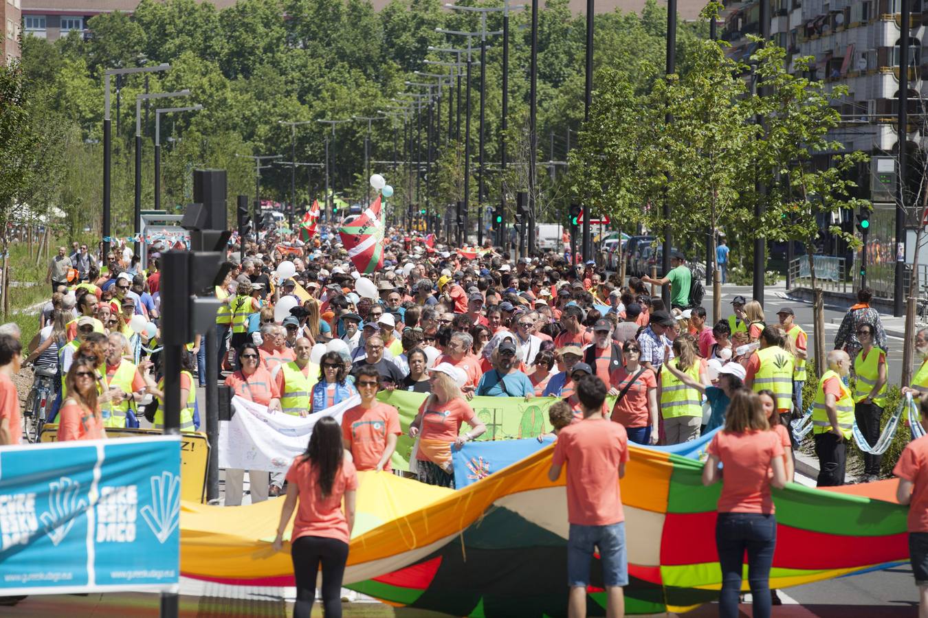 Miles de personas recorren Vitoria por el derecho a decidir