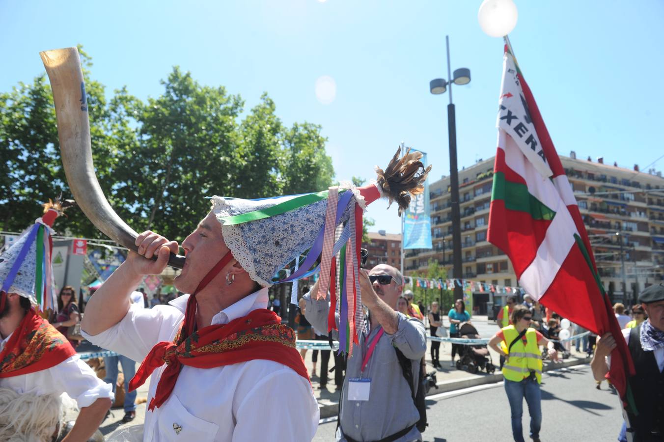 Miles de personas recorren Vitoria por el derecho a decidir