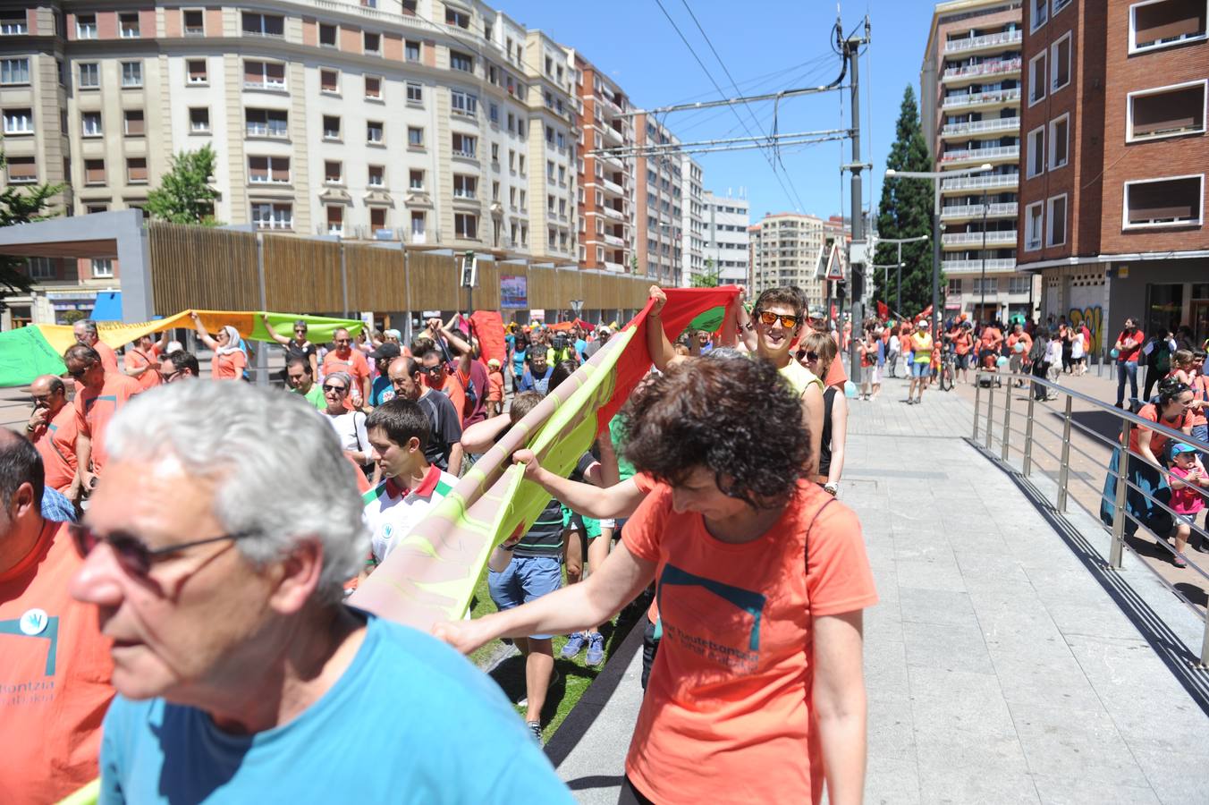 Miles de personas recorren Vitoria por el derecho a decidir