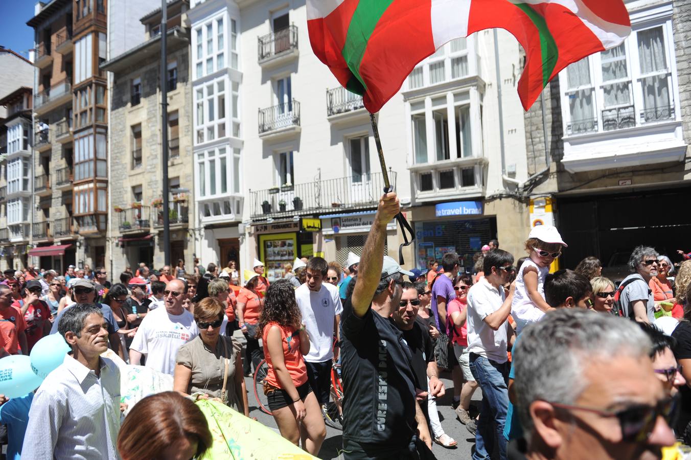 Miles de personas recorren Vitoria por el derecho a decidir