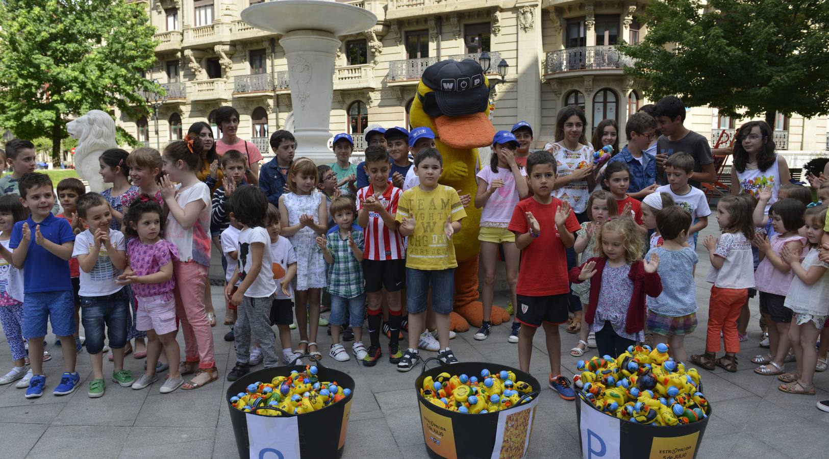 10.500 niños pintan los 35.000 WOPatos que nadarán en la ría de Bilbao el 5 de julio