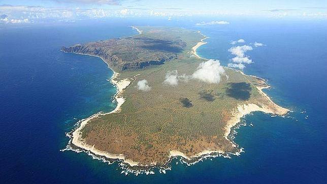 Isla de Niihau. Es propiedad de la familia Robinson desde hace más de 150 años. Sólo pueden poner pie en sus tierras, además de sus propietarios, los familiares e invitados de los nativos; además de miembros del gobierno y el ejército.