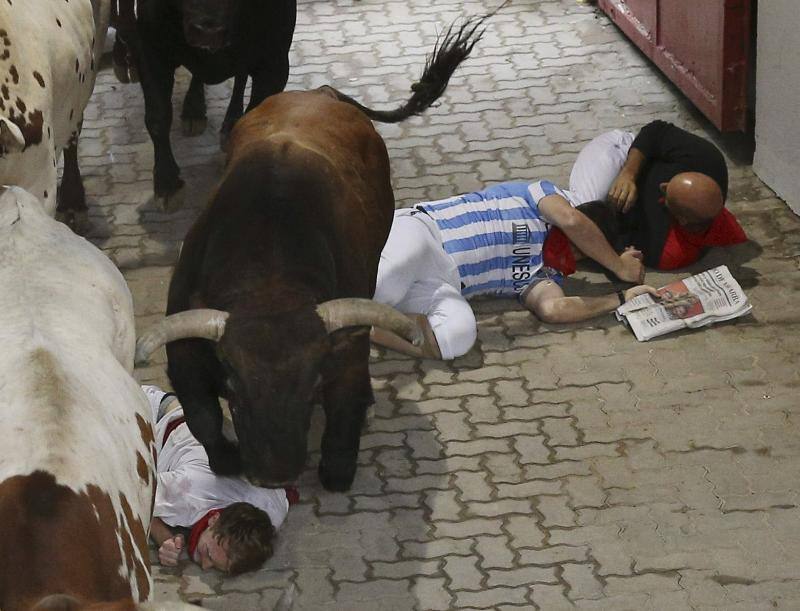 Un moso es alcanzado por un toro.