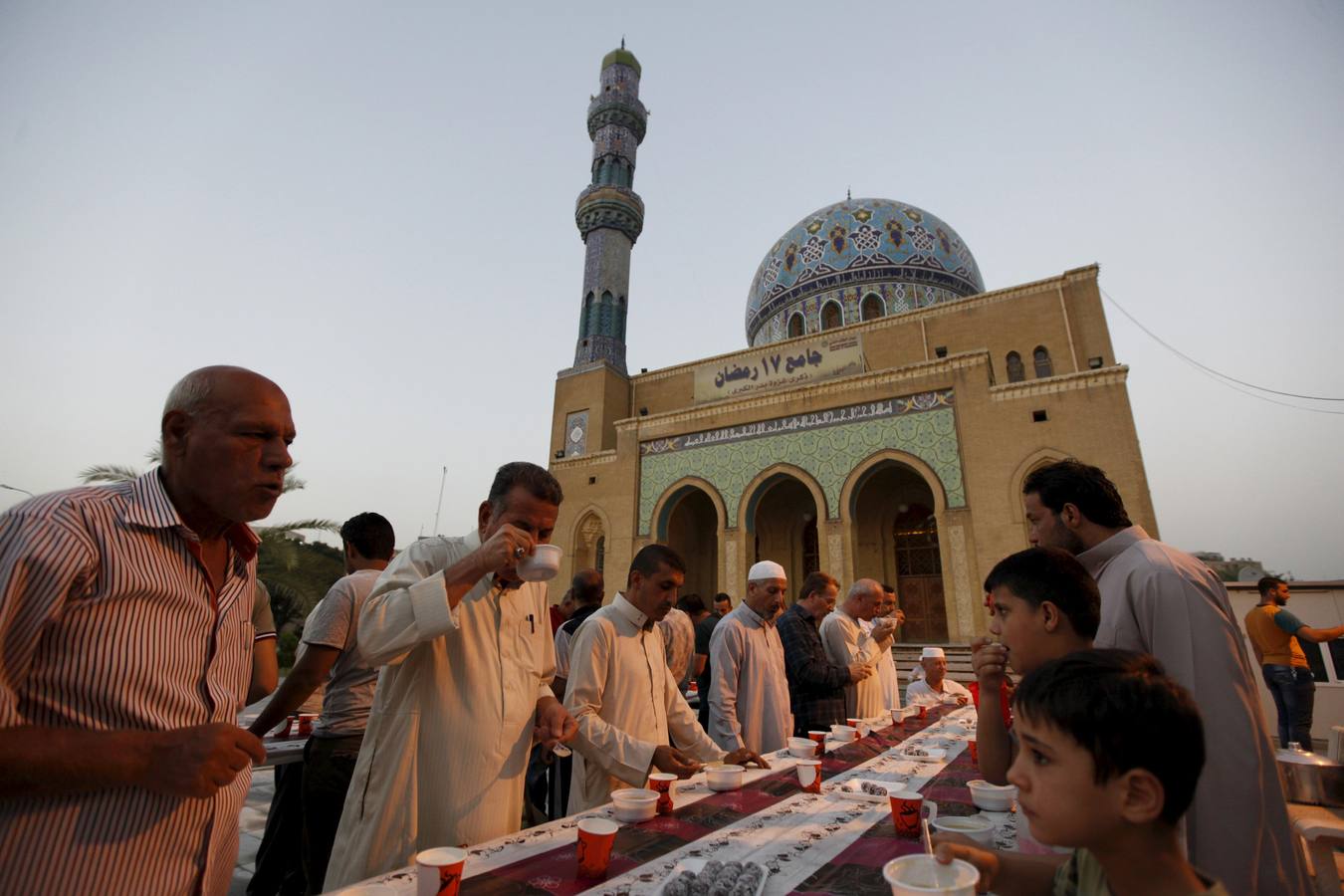 Los musulmanes sunitas iraquíes a romper su ayuno durante el Ramadán en la Mezquita Firdos en Bagdad, Irak